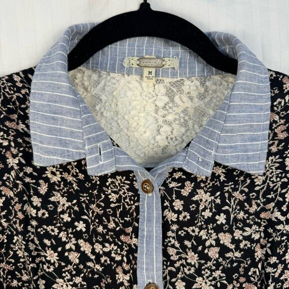 Gimmicks BKE Short Sleeve Button Down Women’s Size Medium Open Back Floral Lace - Picture 2 of 9
